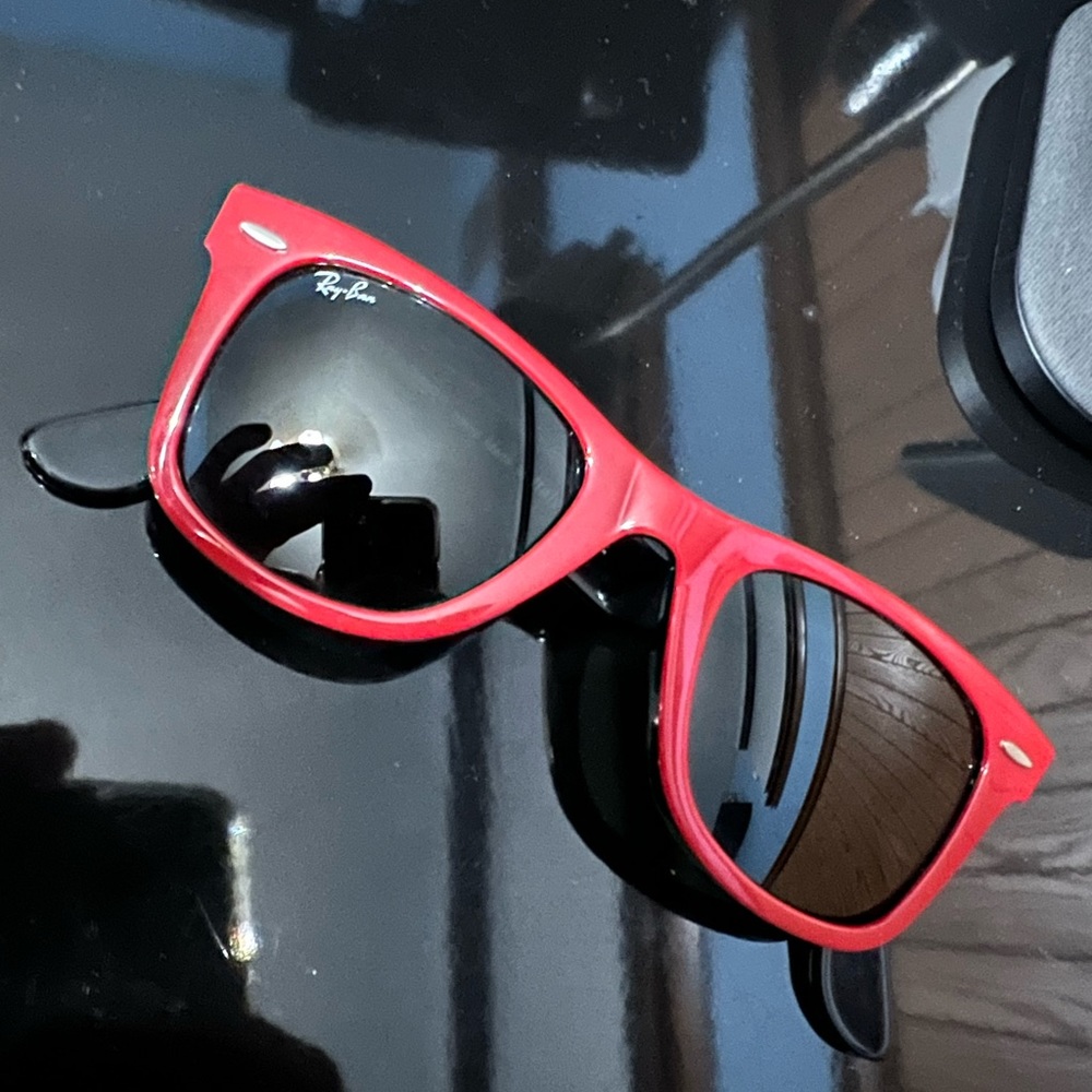 Red ray bands wayfarer